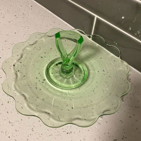 Vintage green glass scalloped edge center handle tray - EUC!! - Picture 3 of 5